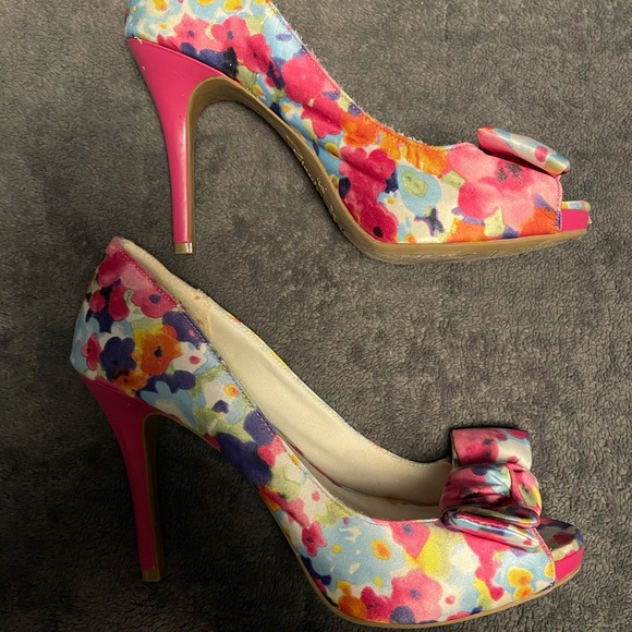 Shoes - Picture 2 of 4